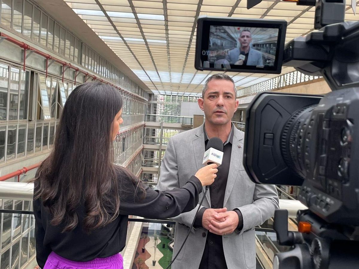 Eric Amorim em entrevista à imprensa sobre segurança escolar