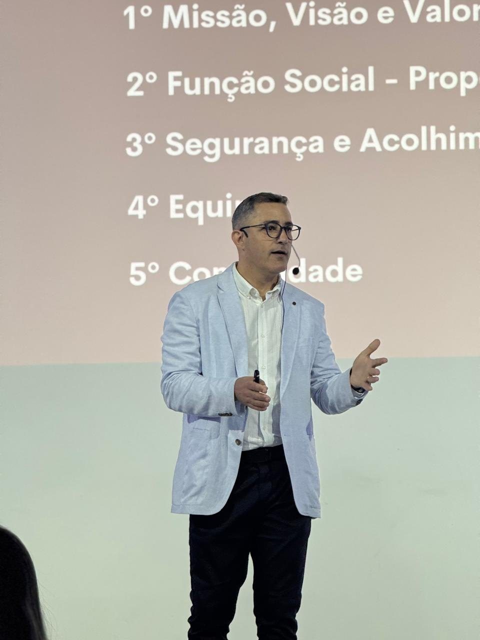 Slide da hierarquia da lealdade projetado durante a imersão