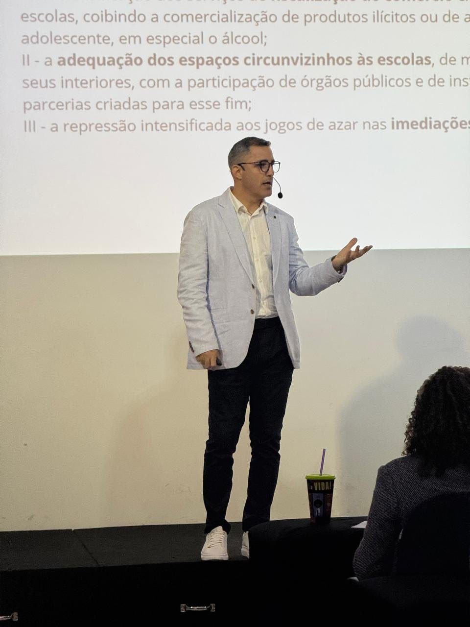 Eric Amorim apresentando o artigo 3º da Lei 17.341 durante a imersão
